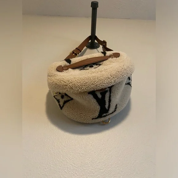 Louis Vuitton 2019 Monogram Giant Teddy Fleece Bumbag - Picture 2 of 16